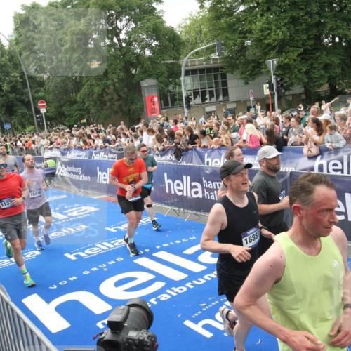 29.06.2025 - hella hamburg halbmarathon Michael Strokosch http://msf.ph/oto/8537373 29.06.2025 10:49:34 Ziel  meine-sportfotos.de