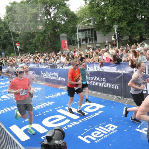 29.06.2025 - hella hamburg halbmarathon Michael Strokosch http://msf.ph/oto/8537375 29.06.2025 10:49:34 Ziel  meine-sportfotos.de