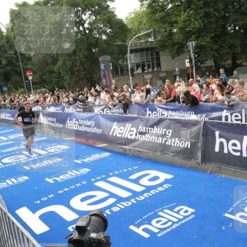 29.06.2025 - hella hamburg halbmarathon Michael Strokosch http://msf.ph/oto/8537378 29.06.2025 10:31:56 Ziel  meine-sportfotos.de