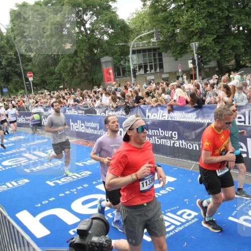29.06.2025 - hella hamburg halbmarathon Michael Strokosch http://msf.ph/oto/8537379 29.06.2025 10:49:35 Ziel  meine-sportfotos.de