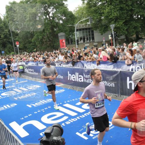 29.06.2025 - hella hamburg halbmarathon Michael Strokosch http://msf.ph/oto/8537381 29.06.2025 10:49:35 Ziel  meine-sportfotos.de