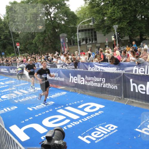 29.06.2025 - hella hamburg halbmarathon Michael Strokosch http://msf.ph/oto/8537382 29.06.2025 10:31:56 Ziel  meine-sportfotos.de