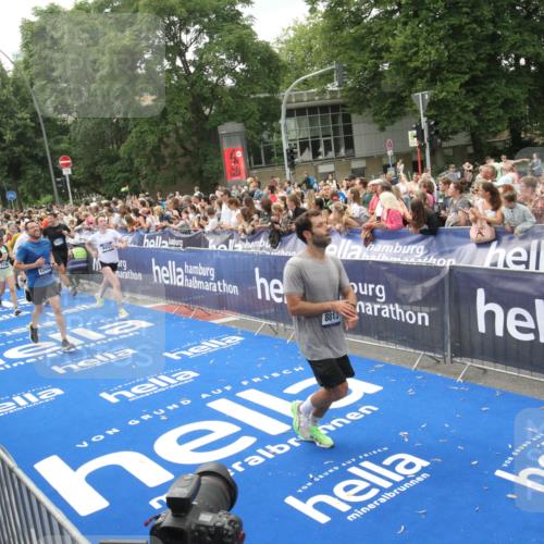 29.06.2025 - hella hamburg halbmarathon Michael Strokosch http://msf.ph/oto/8537383 29.06.2025 10:49:36 Ziel  meine-sportfotos.de