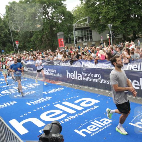 29.06.2025 - hella hamburg halbmarathon Michael Strokosch http://msf.ph/oto/8537385 29.06.2025 10:49:36 Ziel  meine-sportfotos.de
