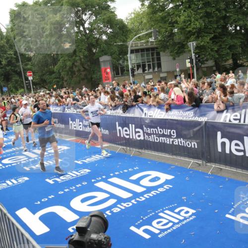 29.06.2025 - hella hamburg halbmarathon Michael Strokosch http://msf.ph/oto/8537387 29.06.2025 10:49:37 Ziel  meine-sportfotos.de