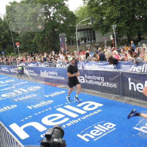 29.06.2025 - hella hamburg halbmarathon Michael Strokosch http://msf.ph/oto/8537388 29.06.2025 10:31:57 Ziel  meine-sportfotos.de