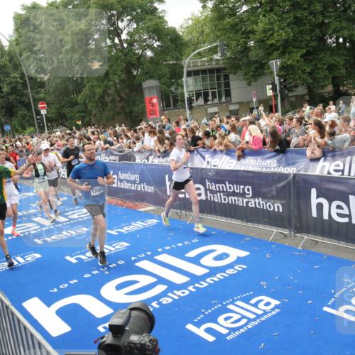 29.06.2025 - hella hamburg halbmarathon Michael Strokosch http://msf.ph/oto/8537389 29.06.2025 10:49:37 Ziel  meine-sportfotos.de