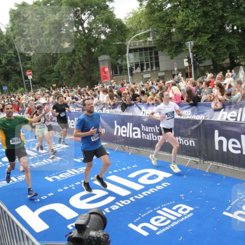 29.06.2025 - hella hamburg halbmarathon Michael Strokosch http://msf.ph/oto/8537391 29.06.2025 10:49:37 Ziel  meine-sportfotos.de