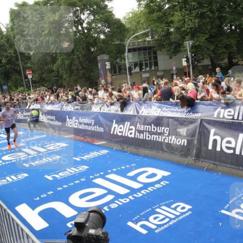29.06.2025 - hella hamburg halbmarathon Michael Strokosch http://msf.ph/oto/8537393 29.06.2025 10:32:00 Ziel  meine-sportfotos.de