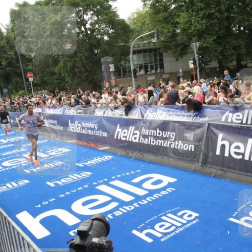 29.06.2025 - hella hamburg halbmarathon Michael Strokosch http://msf.ph/oto/8537395 29.06.2025 10:32:00 Ziel  meine-sportfotos.de