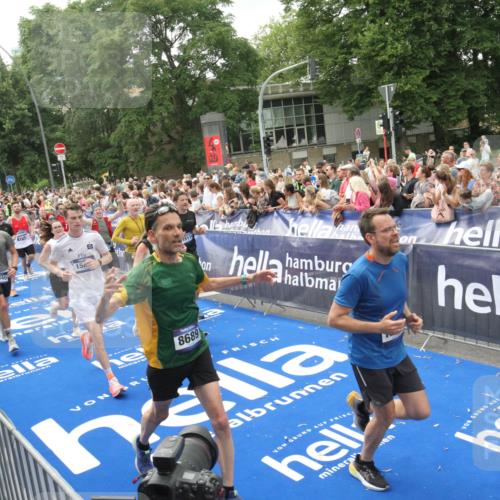 29.06.2025 - hella hamburg halbmarathon Michael Strokosch http://msf.ph/oto/8537396 29.06.2025 10:49:38 Ziel  meine-sportfotos.de