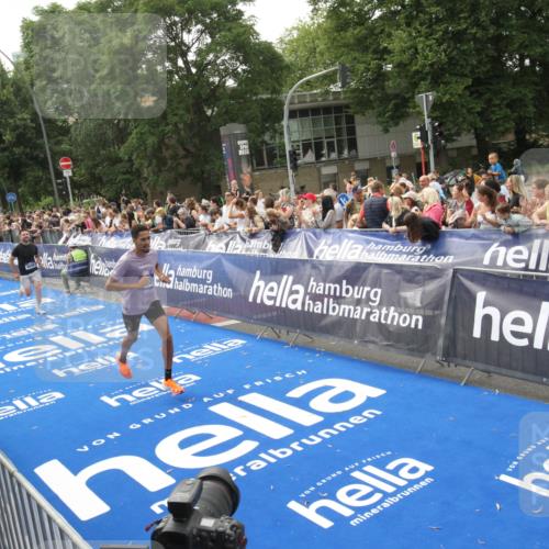 29.06.2025 - hella hamburg halbmarathon Michael Strokosch http://msf.ph/oto/8537397 29.06.2025 10:32:00 Ziel  meine-sportfotos.de