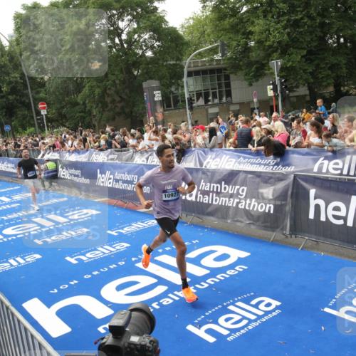 29.06.2025 - hella hamburg halbmarathon Michael Strokosch http://msf.ph/oto/8537399 29.06.2025 10:32:01 Ziel  meine-sportfotos.de