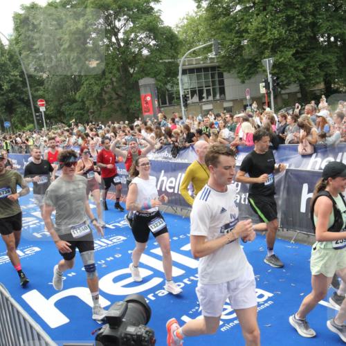 29.06.2025 - hella hamburg halbmarathon Michael Strokosch http://msf.ph/oto/8537401 29.06.2025 10:49:39 Ziel  meine-sportfotos.de