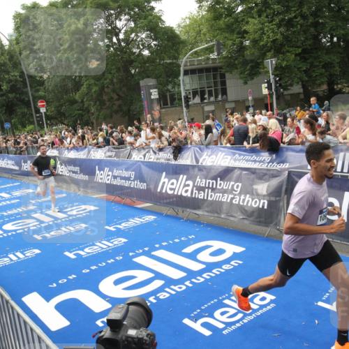 29.06.2025 - hella hamburg halbmarathon Michael Strokosch http://msf.ph/oto/8537402 29.06.2025 10:32:01 Ziel  meine-sportfotos.de