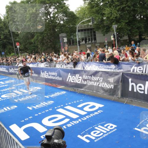29.06.2025 - hella hamburg halbmarathon Michael Strokosch http://msf.ph/oto/8537404 29.06.2025 10:32:01 Ziel  meine-sportfotos.de