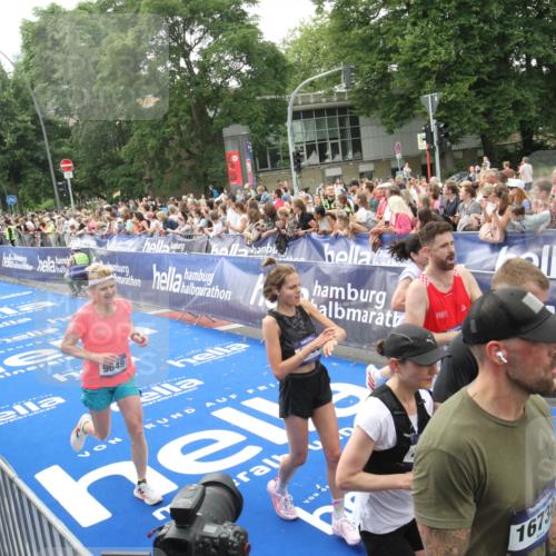 29.06.2025 - hella hamburg halbmarathon Michael Strokosch http://msf.ph/oto/8537407 29.06.2025 10:49:41 Ziel  meine-sportfotos.de