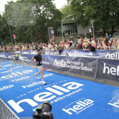 29.06.2025 - hella hamburg halbmarathon Michael Strokosch http://msf.ph/oto/8537408 29.06.2025 10:32:02 Ziel  meine-sportfotos.de