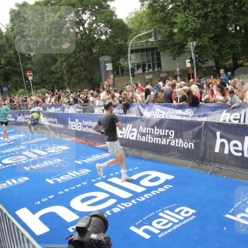 29.06.2025 - hella hamburg halbmarathon Michael Strokosch http://msf.ph/oto/8537411 29.06.2025 10:32:02 Ziel  meine-sportfotos.de