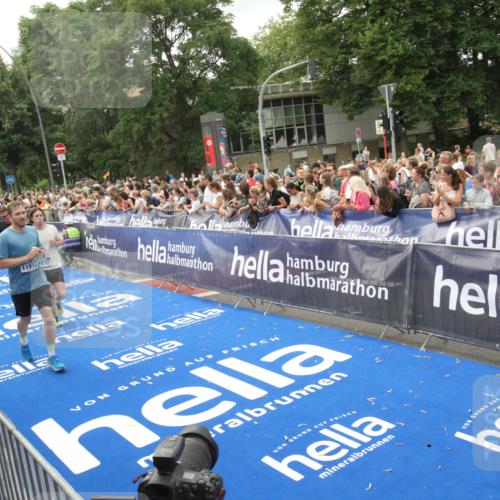 29.06.2025 - hella hamburg halbmarathon Michael Strokosch http://msf.ph/oto/8537413 29.06.2025 10:49:43 Ziel  meine-sportfotos.de