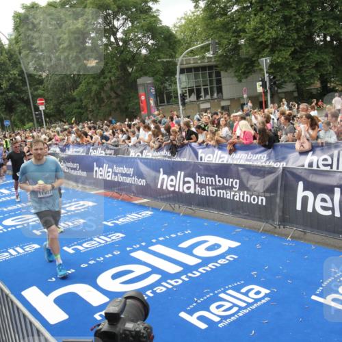 29.06.2025 - hella hamburg halbmarathon Michael Strokosch http://msf.ph/oto/8537415 29.06.2025 10:49:43 Ziel  meine-sportfotos.de