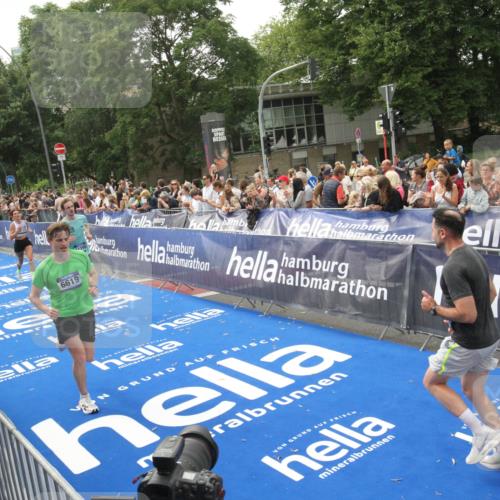 29.06.2025 - hella hamburg halbmarathon Michael Strokosch http://msf.ph/oto/8537416 29.06.2025 10:32:03 Ziel  meine-sportfotos.de