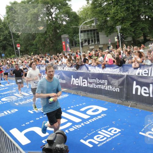 29.06.2025 - hella hamburg halbmarathon Michael Strokosch http://msf.ph/oto/8537417 29.06.2025 10:49:44 Ziel  meine-sportfotos.de