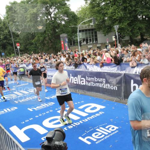 29.06.2025 - hella hamburg halbmarathon Michael Strokosch http://msf.ph/oto/8537421 29.06.2025 10:49:44 Ziel  meine-sportfotos.de