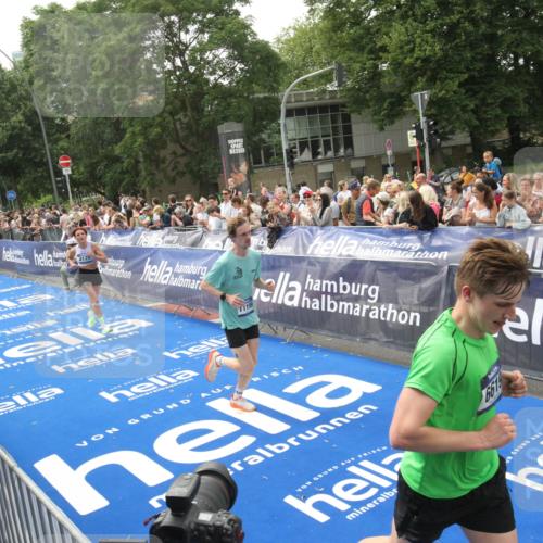29.06.2025 - hella hamburg halbmarathon Michael Strokosch http://msf.ph/oto/8537422 29.06.2025 10:32:04 Ziel  meine-sportfotos.de