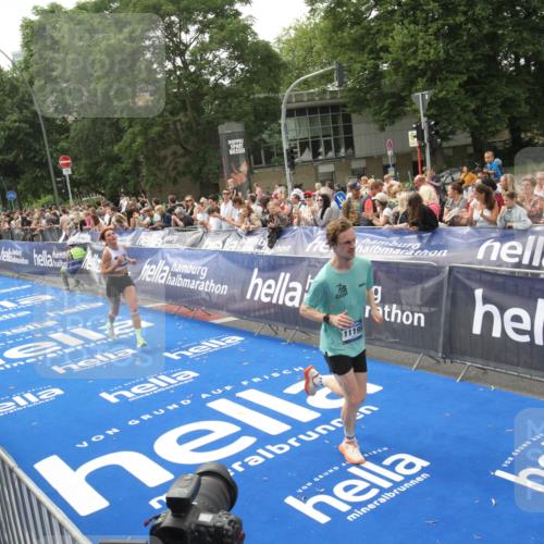 29.06.2025 - hella hamburg halbmarathon Michael Strokosch http://msf.ph/oto/8537424 29.06.2025 10:32:05 Ziel  meine-sportfotos.de