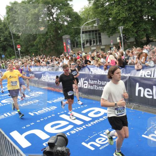 29.06.2025 - hella hamburg halbmarathon Michael Strokosch http://msf.ph/oto/8537425 29.06.2025 10:49:45 Ziel  meine-sportfotos.de