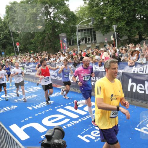 29.06.2025 - hella hamburg halbmarathon Michael Strokosch http://msf.ph/oto/8537432 29.06.2025 10:49:46 Ziel  meine-sportfotos.de