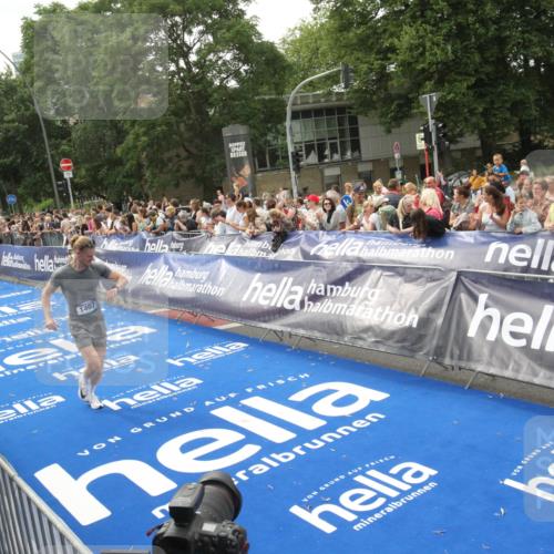 29.06.2025 - hella hamburg halbmarathon Michael Strokosch http://msf.ph/oto/8537435 29.06.2025 10:32:07 Ziel  meine-sportfotos.de