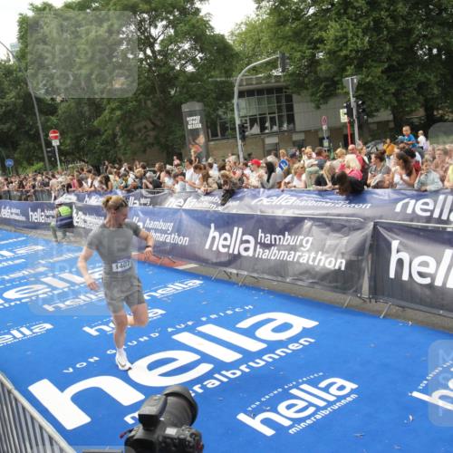 29.06.2025 - hella hamburg halbmarathon Michael Strokosch http://msf.ph/oto/8537437 29.06.2025 10:32:07 Ziel  meine-sportfotos.de