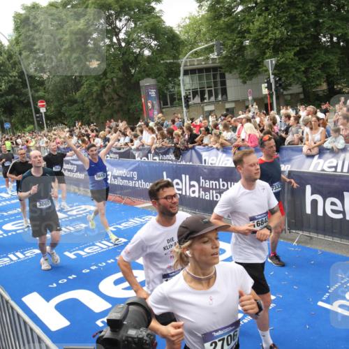 29.06.2025 - hella hamburg halbmarathon Michael Strokosch http://msf.ph/oto/8537440 29.06.2025 10:49:48 Ziel  meine-sportfotos.de