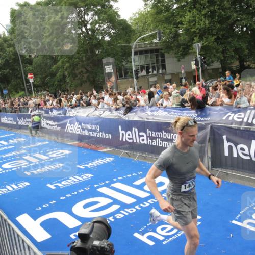 29.06.2025 - hella hamburg halbmarathon Michael Strokosch http://msf.ph/oto/8537441 29.06.2025 10:32:08 Ziel  meine-sportfotos.de