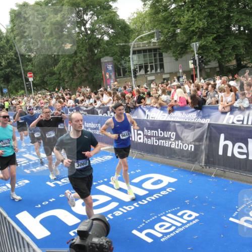 29.06.2025 - hella hamburg halbmarathon Michael Strokosch http://msf.ph/oto/8537443 29.06.2025 10:49:49 Ziel  meine-sportfotos.de