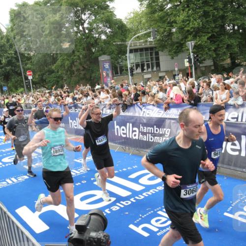 29.06.2025 - hella hamburg halbmarathon Michael Strokosch http://msf.ph/oto/8537448 29.06.2025 10:49:50 Ziel  meine-sportfotos.de