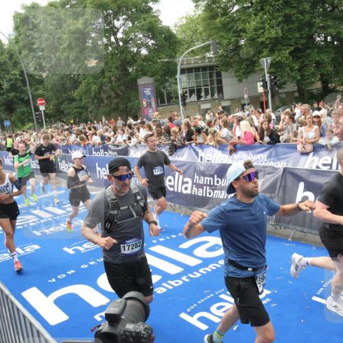 29.06.2025 - hella hamburg halbmarathon Michael Strokosch http://msf.ph/oto/8537452 29.06.2025 10:49:51 Ziel  meine-sportfotos.de