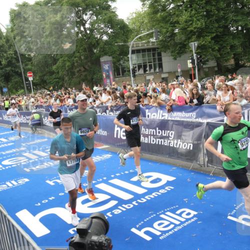 29.06.2025 - hella hamburg halbmarathon Michael Strokosch http://msf.ph/oto/8537457 29.06.2025 10:49:53 Ziel  meine-sportfotos.de