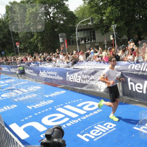 29.06.2025 - hella hamburg halbmarathon Michael Strokosch http://msf.ph/oto/8537460 29.06.2025 10:32:13 Ziel  meine-sportfotos.de