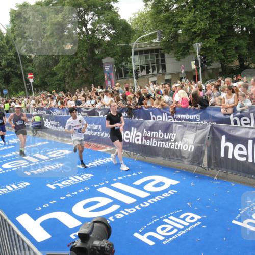 29.06.2025 - hella hamburg halbmarathon Michael Strokosch http://msf.ph/oto/8537466 29.06.2025 10:49:54 Ziel  meine-sportfotos.de