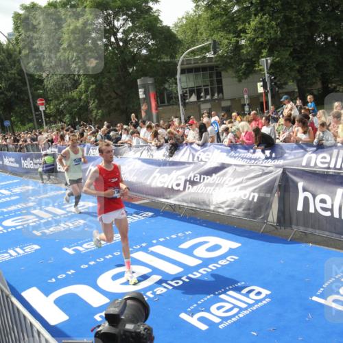 29.06.2025 - hella hamburg halbmarathon Michael Strokosch http://msf.ph/oto/8537469 29.06.2025 10:32:15 Ziel  meine-sportfotos.de