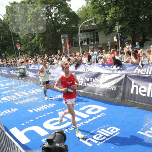 29.06.2025 - hella hamburg halbmarathon Michael Strokosch http://msf.ph/oto/8537471 29.06.2025 10:32:15 Ziel  meine-sportfotos.de