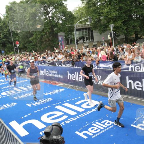 29.06.2025 - hella hamburg halbmarathon Michael Strokosch http://msf.ph/oto/8537472 29.06.2025 10:49:55 Ziel  meine-sportfotos.de