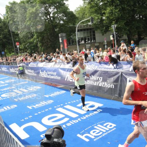 29.06.2025 - hella hamburg halbmarathon Michael Strokosch http://msf.ph/oto/8537475 29.06.2025 10:32:16 Ziel  meine-sportfotos.de
