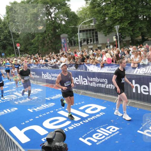 29.06.2025 - hella hamburg halbmarathon Michael Strokosch http://msf.ph/oto/8537476 29.06.2025 10:49:56 Ziel  meine-sportfotos.de