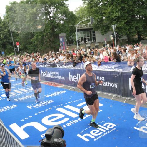 29.06.2025 - hella hamburg halbmarathon Michael Strokosch http://msf.ph/oto/8537478 29.06.2025 10:49:56 Ziel  meine-sportfotos.de
