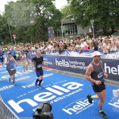 29.06.2025 - hella hamburg halbmarathon Michael Strokosch http://msf.ph/oto/8537480 29.06.2025 10:49:57 Ziel  meine-sportfotos.de