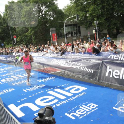 29.06.2025 - hella hamburg halbmarathon Michael Strokosch http://msf.ph/oto/8537481 29.06.2025 10:32:20 Ziel  meine-sportfotos.de